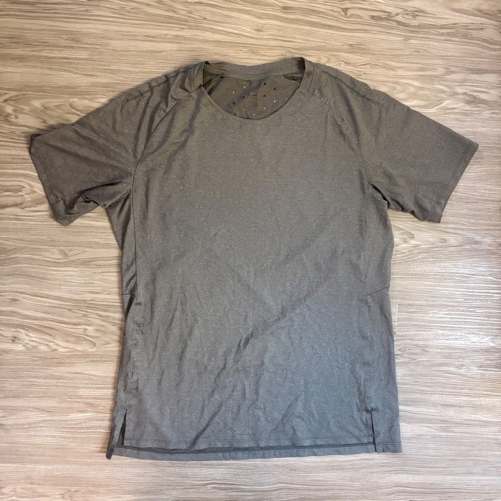 Lululemon Mens Heathered Gray Short Sleeve Training Shirt Laser Cut Venting L